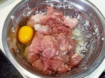 step3: 豬肉以少量鹽及胡椒粉醃好，放雪櫃待1小時，
豬肉拿出來後打蛋並混合，再以粟粉沾好四面