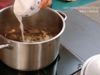 step9: 加入<span class="group_2">調味料</span>至湯羹中，把小許水加入馬蹄粉拌勻，然後一邊攪拌湯羹，一邊慢慢加入馬蹄粉漿，當完全煮沸後熄火。食用前可加入麻油和紅醋即可。