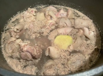 step1: 冬菇需預先浸軟去菇蒂，馬蹄需去皮，竹蔗段需打十字破開，用凍水落羊腩和薑片，直至水滾見浮游物，將羊腩盛起，再沖洗乾淨備用。