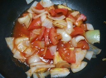 step7: 下番茄、薑、洋蔥、 1/2 茶匙鹽、4 湯匙番茄醬和5 湯匙水。當洋蔥煮至透明後，關火。