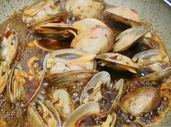 step6: 加入醬汁, 煮至蜆打開口