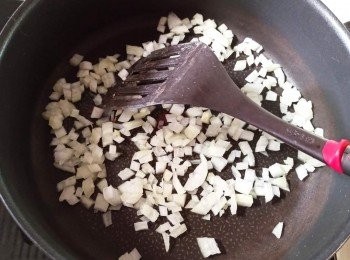 step2: 洋蔥慢火炒一兩分鐘