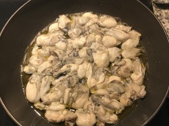 step4: 鍋燒熱，放油，在油還沒太熱前放入蚵仔略煎；