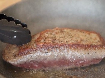 step2: 在平底穫中放油，用大火把牛肉的表面煎熟。
大概是表面顏色轉變就可以了。