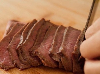 step11: 牛肉不太熱的時候，可以拿出來切片。
然後在牛肉上灑上醬汁，
您也可以搭配日式芥末，黑醋等等。
或者只灑一點海鹽 我覺得都好好味！！

完成！