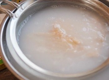 step11: 然後拿出，再重複一次剛才步驟。

放回到炸粉混合物中，再混合一分鐘。
再放入脫脂牛奶混合物中，泡幾秒鐘