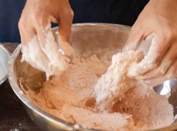 step12: 最後一個步驟
再返回炸粉混合物中。把雞肉沾滿炸粉。