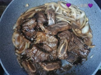 step5: 最後將牛仔骨回鑊炒勻，熄火，鑊邊加入喼汁兜勻，即成。
