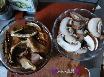 step1: 牛肝菌用熱水浸約30分鐘，瀝乾，略為切一切。浸牛肝菌留起，備用，約半碗 (125毫升) 。