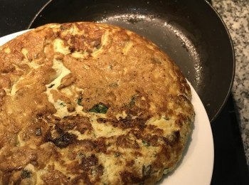 step8: 再將蛋滑回鍋中，開中火續烘到蛋全熟且底下也上色即可。