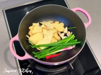 step2: 下油開鍋，炒香薑蔥蒜和辣椒。薑蔥蒜和辣椒炒香後，拿起放在一旁。