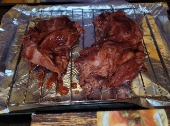 step7: 在焗爐盤舖上兩層鍚紙(方便清潔↝看片尾)後，把叉燒塗滿汁放上架,預熱焗爐165℃(330℉),放中層，先焗15分鐘