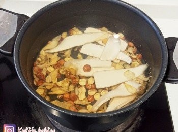 step5: 第二天，準備三湯碗水再加入蓮子百合淮山