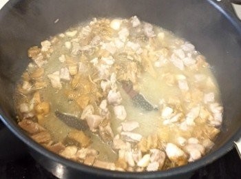 step6: 倒入少量水後，關蓋煮4分鐘