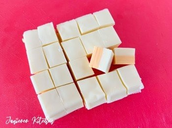 step3: 將芝士疊好，然後切成粒狀。