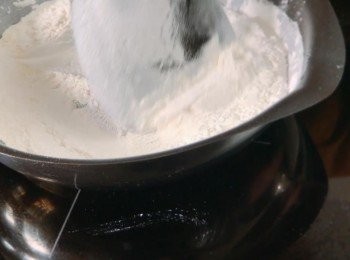 step4: 把糯米粉放入白鑊用小火不停翻炒，直至有小許微煙和微黃即可熄火，把它待待涼備用(手粉)。