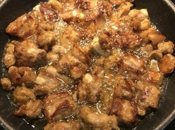 step5: 翻面後持續用小火，將另一面也煎上色，最後開中大火逼油，