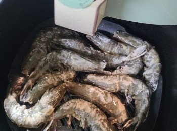 step4: 蝦沾上一層薄粟粉。氣炸鍋Airfryer 預熱200度，pan 面上先掃上/噴上一層油，放進蝦並掃上/噴上一層油先氣炸約3分鐘。