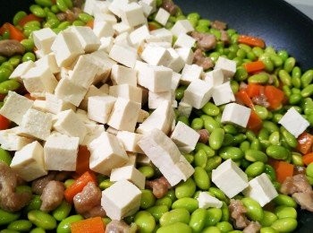 step5: 最後倒入豆腐一齊炒，加少量鹽糖豉油調味