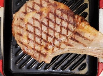 step2: 坑紋煎盤掃上油，煎盤加熱到冒出微煙，即代表盤面溫度十分高，快速煎封牛扒表面，將兩邊牛扒印出格仔紋理，再將側面的牛肉略為煎封，所以過程只需幾分鐘完成，不同煮食工具時間是不同，請自行判斷時間