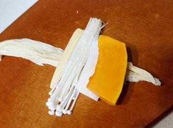 step3: 腐皮放底，然後逐樣材料放上去