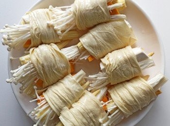 step4: 小心卷好每一份並放碟上