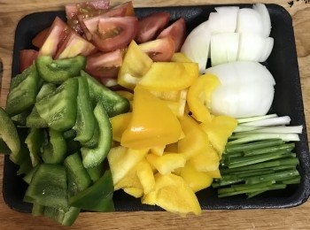step3: 蕃茄、青椒、甜椒、洋蔥切塊，蔥切段；
