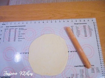 step7: 取出適量麵團，用麵棍滾成圓形餅。