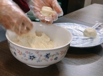 step4: 把薯蓉平均分成12份，然後揉成圓型。