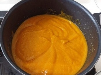 step3: 所有材料放搞拌機搞拌後，倒入煲內中火開始煮