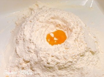 step2: 將麵粉堆成小山形狀，中間放油和鹽。將糖，暖水和酵母混合靜置2-3分鐘，倒在麵粉山裡。