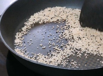 step2: 把芝麻用中小火炒香，再把椰絲用小火炒至微黃。