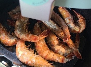 step5: 之後反轉再噴油再炸約 2-3分鐘，炸至蝦殼轉色及略為乾身便可，否則蝦肉炸過頭會影響口感，請自行目測執生。