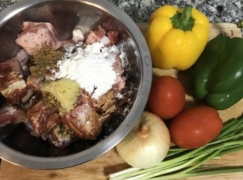 step1: 甜椒、洋蔥、蕃茄和蔥洗淨備用；排骨洗淨瀝乾，加入醃料；