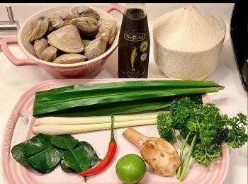 step1: 材料如圖

- 鑽石蜆不用吐沙，洗淨外殼瀝乾水備用
- 椰青開殼，倒出椰青水，刮出椰肉備用