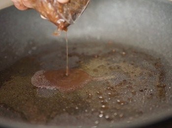step8: 現在來製作醬汁。

在剛才的平底穫中，把密實袋中牛肉的汁擠出。
開小火煮熱。