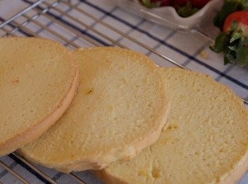 step10: 蛋糕稍微放涼後，
切成蛋糕片，每片約1.5 cm左右。