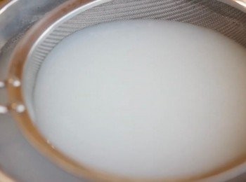 step8: 然後拿一個大碗，
加入奶粉溶液和1公升水。

可以的話準備一個篩子。