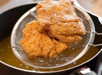 step14: 變成金黃色的時候取出。

如果喜歡辣的話可以加辣椒醬
＞＜

完成！