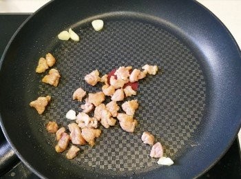 step3: 再倒入毛豆煮5分鐘後拿起去殼，中火下油起鑊炒瘦肉3分鐘拿起備用