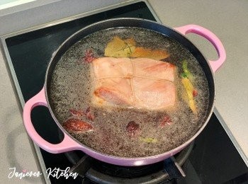 step6: 草果用刀拍開口，與其他調味料一起加入鍋內，並加入適量的水至遮蓋五花腩。大火煮滾，然後轉小火燉兩至三小時。