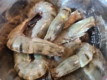 step2: 灑上適量胡椒粉及—湯匙花雕酒醃10分鐘。