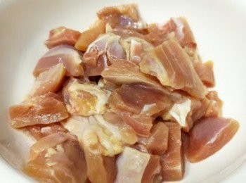 step2: <a href="https://bit.ly/2ZxapeY" target="_blank" data-keyword="雞扒" class="guide-link"><strong>雞扒</strong></a> <span style="display:inline-block;vertical-align:middle;margin-top:-3px;color:initial;border-radius:3px;padding:2px 3px;font-size:12px;line-height:14px;background:#87d300;color:#fff;">即買</span> 解凍去皮切件