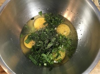 step2: 雞蛋打入大碗中，加入蔥花、九層塔、鹽和胡椒粉；