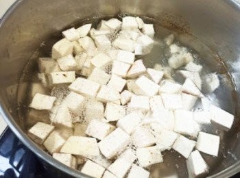 step4: 中火煲兩大湯碗水，滾後倒入芋頭及冰糖，轉中火留少許空間關蓋下再煲15分鐘