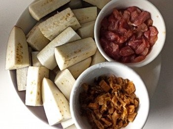 step2: 梅菜浸20分鐘，浸好瀝乾後切粒。瘦肉切粒後以少量鹽糖豉油粟粉醃好，茄子切件