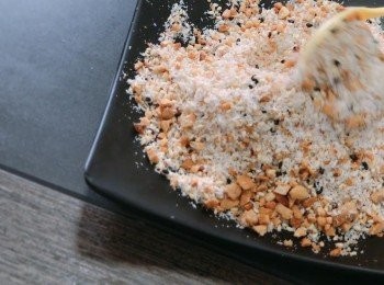 step3: 將已炒香的花生、芝麻和椰絲加入砂糖，把<span class="group_2">餡料</span>拌勻後備用。