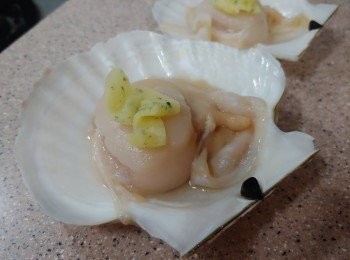 step1: 扇貝去腸； 加1茶匙生粉； 搓去肉及裙邊的污垢; 沖洗乾淨及瀝乾; 下適量香草牛油 （香草牛油從超市購買現成牙膏裝）
