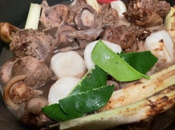 step4: 加入冬菇、竹蔗、馬蹄和（怕羊肉膻味可加檸檬葉）不怕可免檸檬葉，最後加入熱水需蓋過羊腩，先炆1.5小時，攤凍後可再炆一小時，可試味是否需要加鹽或糖份，因每間醬料混醬有分別，炆煮時間可加可減，因不同廚具炆煮時間有別，只需炆煮直至羊腩腍軟。