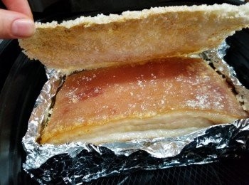 step2: 將腩肉連錫紙一齊擺入XXL氣炸鍋， 180度氣炸30分鐘， 拎走成塊粗鹽(如未能成塊拎起，再焗多5分鐘)